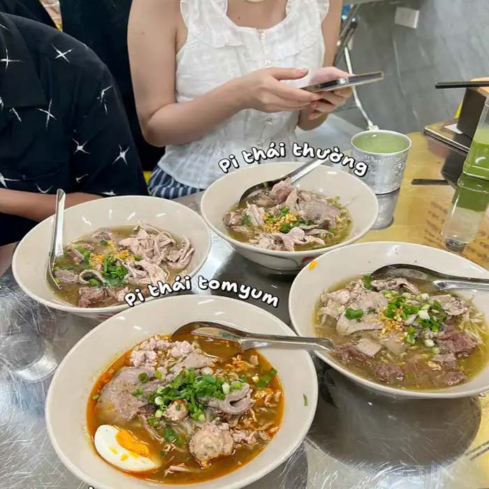 Thành phần chính trong một tô hủ tiếu Thái Lan